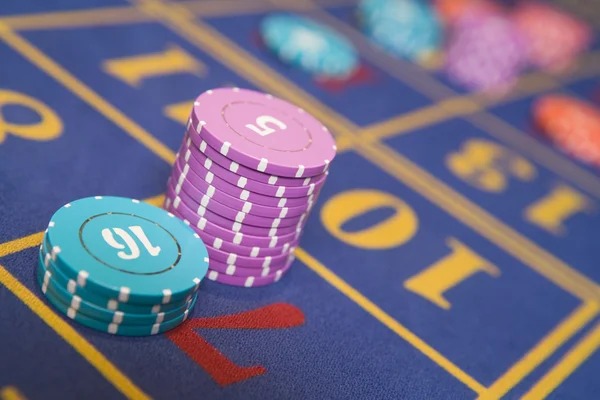 Live Dragon Tiger table on pool hk with professional dealer and real-time card reveal
